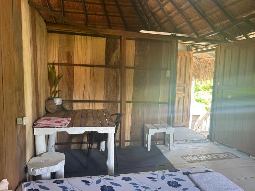 ein Zimmer mit einem Tisch und Stühlen in einem Haus in der Unterkunft Punta Arena EcoHostal and EcoFit – Your Eco-Friendly Oasis 01 in Cartagena de Indias