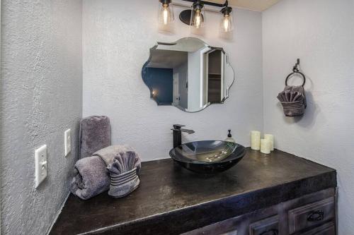 La salle de bains est pourvue d'un lavabo et d'un miroir. dans l'établissement Casa Azul Lake House Relax & Play - Water & Desert, à Lake Havasu City