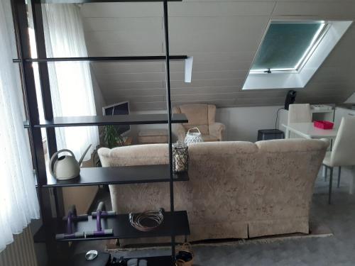 een woonkamer met een bank en glazen planken bij Ruhiges Einzimmer-Apartment in Backnang