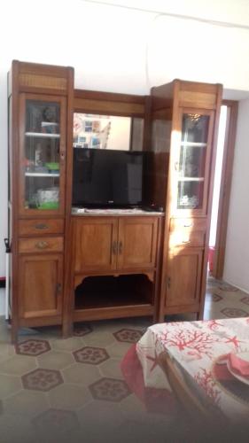 Μια τηλεόραση ή/και κέντρο ψυχαγωγίας στο Ponzamania Appartamenti Ponza ,,Blumarine''