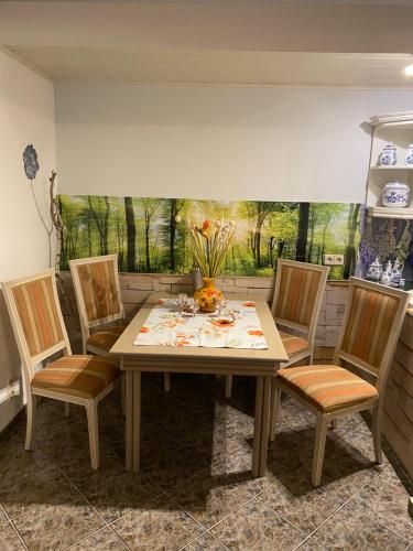 Χώρος καθιστικού στο Große Helle Wohnung am Wald in Bad Saarow Nahe Grünheide und Berlin Souterrain