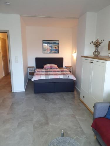 a bedroom with a bed in the middle of a room at Apartment am Park in Duisburg