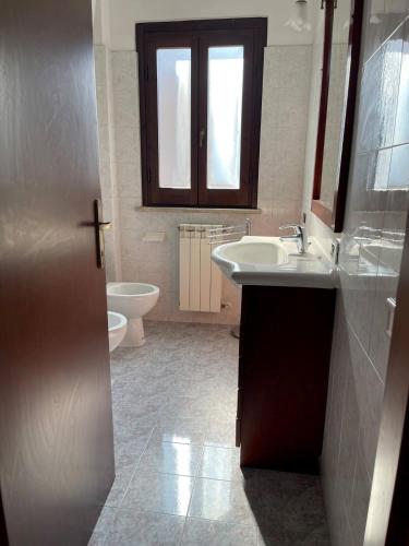 uma casa de banho com um lavatório e um WC em Appartamento Ladispoli em Ladispoli