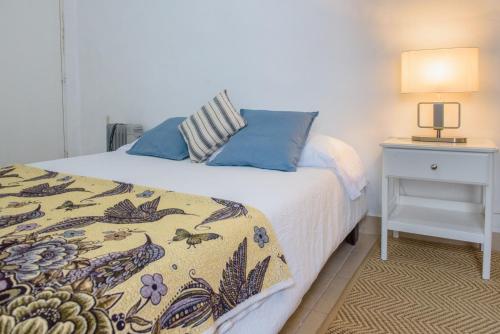 1 dormitorio con 1 cama y 1 mesa con lámpara en Charming House at Roma, en Ciudad de México