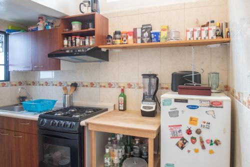 uma cozinha com um fogão e um frigorífico em Charming House at Roma em Cidade do México