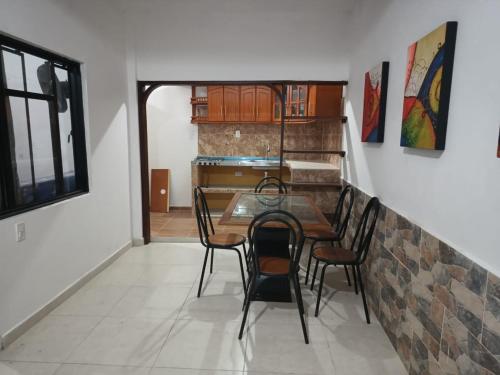 een eetkamer met een tafel en stoelen bij Hotel Policarpa in Guaduas