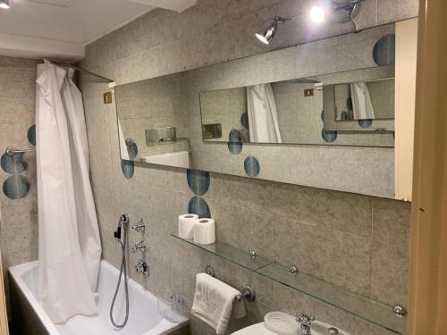 La salle de bains est pourvue d'une baignoire, d'un lavabo et d'un miroir. dans l'établissement loft flavia, à Viareggio