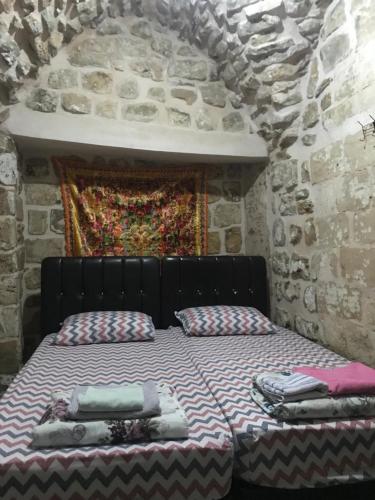 Postel nebo postele na pokoji v ubytování Otantik tarihi otel evi tüm ev