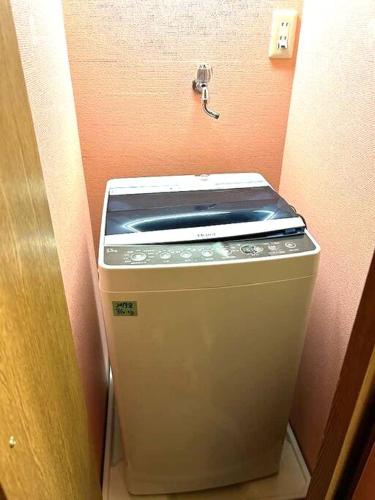 a trash can in a corner of a room at ラフォレ１０２　新宿から13分のくつろげるお部屋 in Tokyo