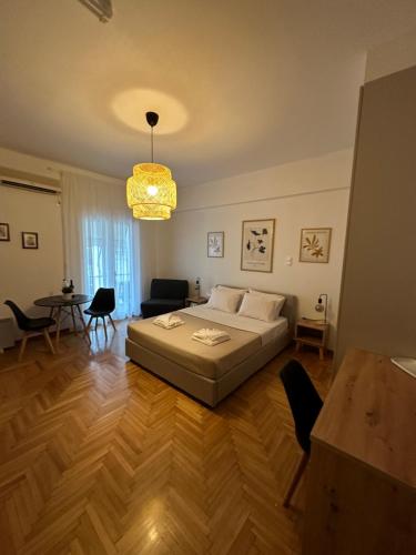 Cozy Faliro home في بيرايوس: غرفة نوم مع سرير وغرفة معيشة