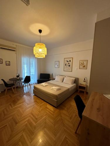 Postel nebo postele na pokoji v ubytování Cozy Faliro home