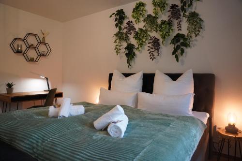 een slaapkamer met een bed met handdoeken erop bij Design-Apartment I Boxspring I Nespresso I Parkplatz in Bad Krozingen