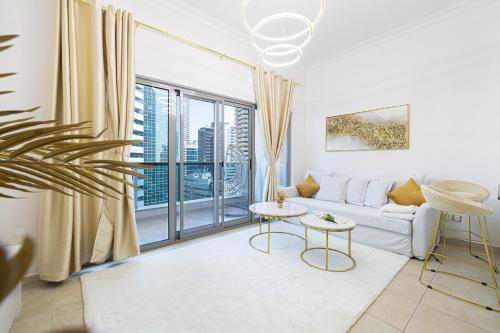 - un salon avec un canapé et une grande fenêtre dans l'établissement Luxury and spacious full Marina view, à Dubaï