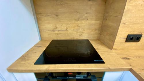 a television sitting on top of a wooden counter at Apartament GREEN CROWNS in Płock