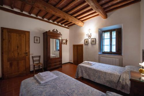 una stanza con due letti e uno specchio di Ca Nova Sud a Siena