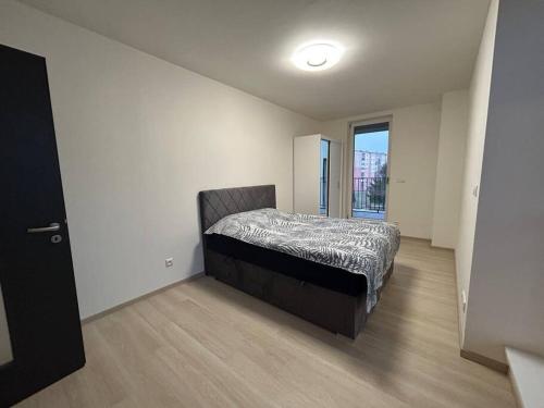1 dormitorio con 1 cama en la esquina de una habitación en New apartment “pod papiernou”, en Bardejov