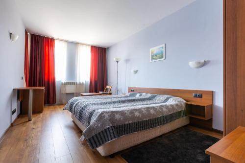 Postel nebo postele na pokoji v ubytování One bedroom apartment in Hotel Banderitsa ,Bansko