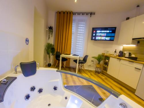 a bath tub in a room with a kitchen at Punkt - Apartamenty z jacuzzi w centrum Katowic in Katowice