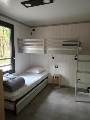 une chambre avec deux lits superposés et une échelle dans l'établissement Camping Paradis La Marmotte, à Ax-les-Thermes