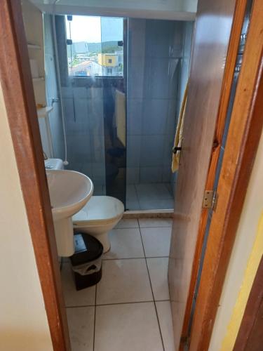 La salle de bains est pourvue d'un lavabo, de toilettes et d'une douche. dans l'établissement Apto vista p canal, à Cabo Frio