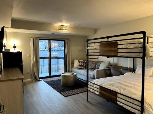ein Schlafzimmer mit einem Etagenbett und einem Sofa in der Unterkunft Park City Southwestern Bunker in Park City