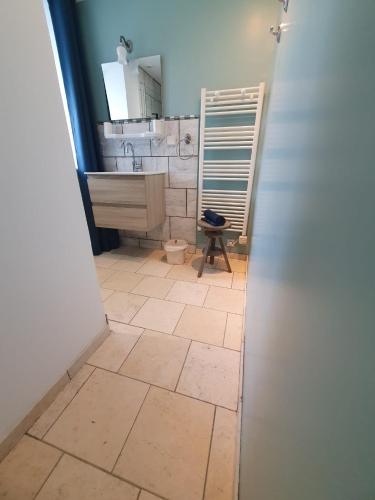 Ένα μπάνιο στο de la salle gite 8 personnes à la campagne avec jacuzzi 4 chambres 3 WC
