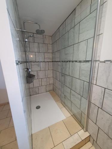 Ένα μπάνιο στο de la salle gite 8 personnes à la campagne avec jacuzzi 4 chambres 3 WC