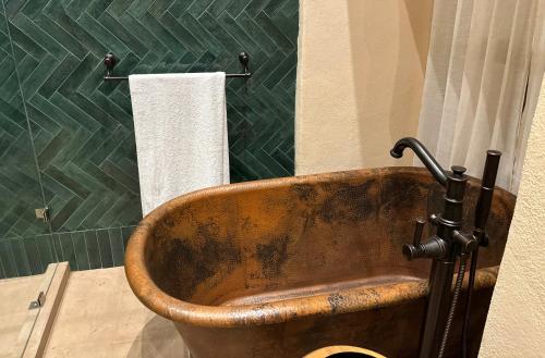 eine alte rostige Badewanne im Bad mit Dusche in der Unterkunft Hotel Ibarra 14 in Pátzcuaro
