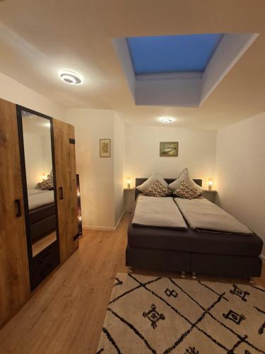 a bedroom with a bed and a blue ceiling at Bopparder Balz-Platz in Boppard