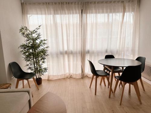 科尔多瓦CENTER FLAT MEZQUITA的窗户前带桌椅的用餐室