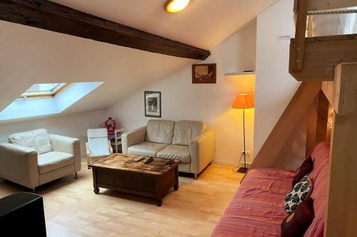 un salon avec un canapé et une table dans l'établissement le Loft de Gérardmer - Cozy et spacieux, à Gérardmer
