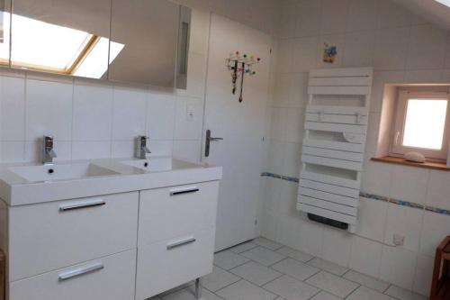 une salle de bain blanche avec un lavabo et une douche dans l'établissement le Loft de Gérardmer - Cozy et spacieux, à Gérardmer