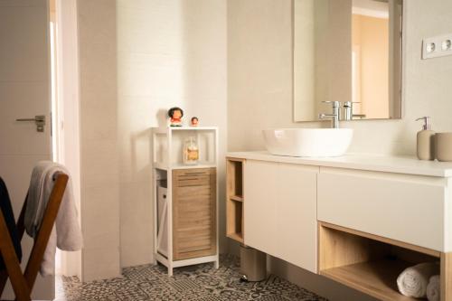 ein Bad mit einem Waschbecken und einem Spiegel in der Unterkunft Apartamento NUEVO en el centro de LEON in León