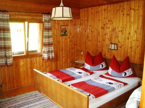 ein Schlafzimmer mit einem Bett in einem Blockhaus in der Unterkunft Schoner Erika in Oberau