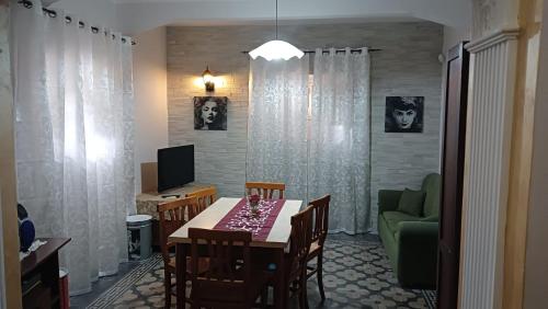 A television and/or entertainment centre at Marilyn