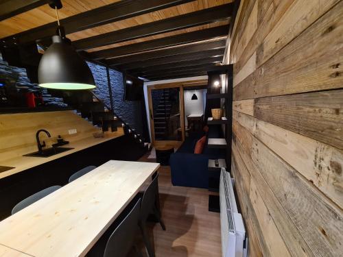 メリベルにあるCMD Méribelのキッチン、大きな木製の壁のリビングルーム