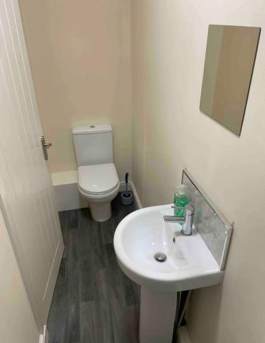 Gallery image of Ensuite Room, Hotel Standard. Close to Crewe Train Station in Crewe