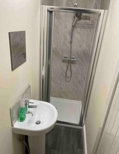 Баня в Ensuite Room, Hotel Standard. Close to Crewe Train Station