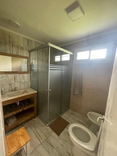 ein Bad mit einer Dusche, einem WC und einem Waschbecken in der Unterkunft Quinta Familiar Monteavaro in Tandil