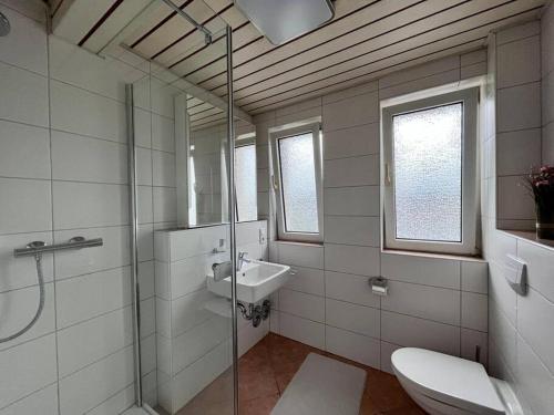 W łazience znajduje się toaleta, umywalka i prysznic. w obiekcie Top Wohnung mit Parkplatz w mieście Paderborn