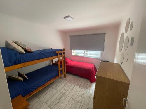 1 Schlafzimmer mit 2 Etagenbetten und einem Fenster in der Unterkunft Quinta Familiar Monteavaro in Tandil
