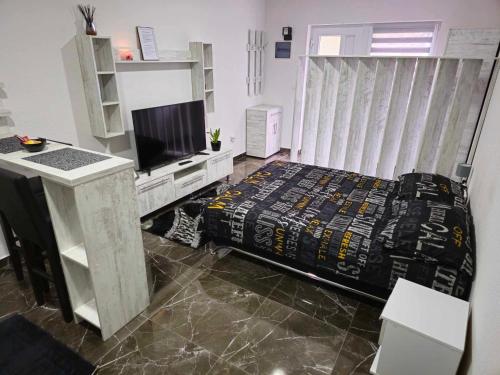 1 dormitorio con 1 cama y TV en MALM Travnik en Travnik