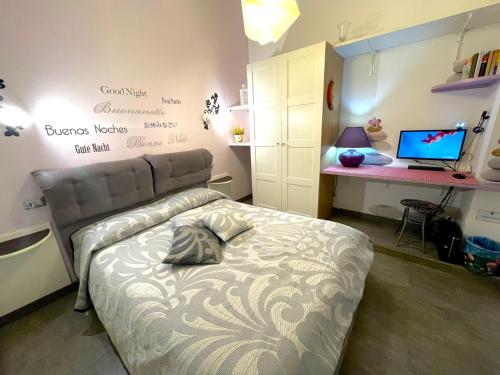 1 dormitorio con 1 cama y escritorio con ordenador portátil en Rhome86, en Roma