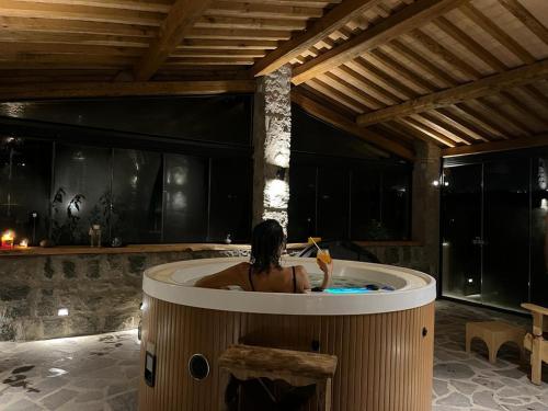 蒙泰菲亞斯科內的住宿－Villa Paladini，一个人在房间内的热水浴缸中