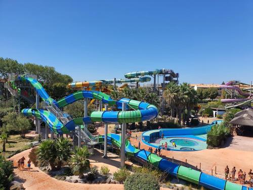 un grand parc aquatique avec un toboggan aquatique dans l'établissement T3 70 m2 standing Cap d'Agde 4-6 pers, au Cap d'Agde