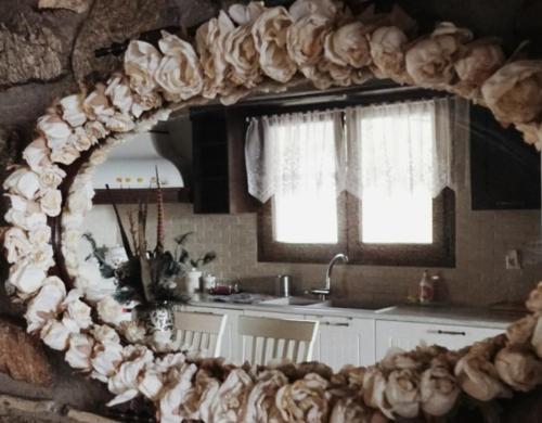 una cocina con un espejo circular grande en una habitación en Πέτρινο αρχοντικό, 