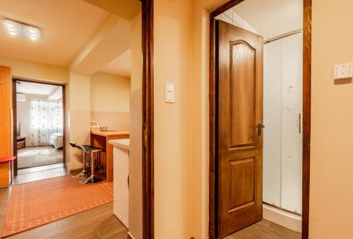 a hallway with a wooden door in a room at Dió Vendégház in Mezőkövesd