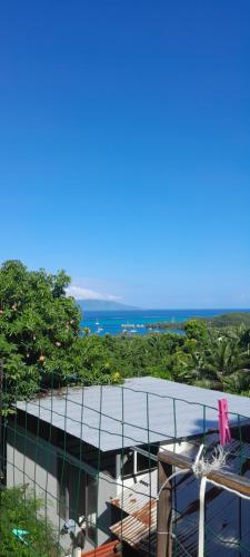 una vista de un edificio con el océano en el fondo en Ravehei smile papeete punaauia en Papeete