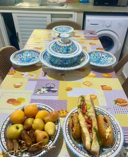 アパートメントの敷地内または近くでの食事または食べ物
