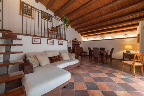 uma sala de estar com um sofá e uma mesa em A Casa del Gioielliere em Palermo